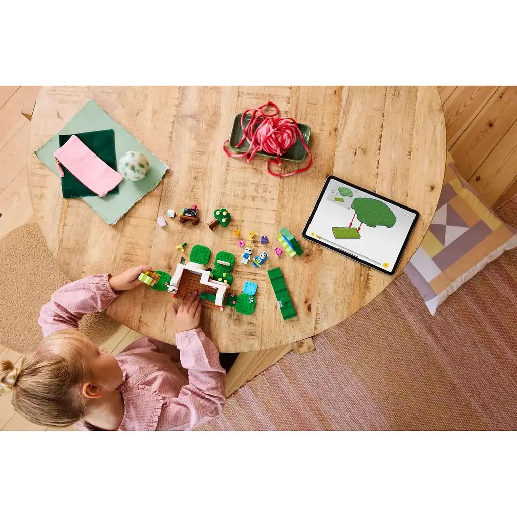 Конструктор LEGO Animal Crossing Крамниця одягу, що належить Able Sisters 322 деталей (77055) - фото 5