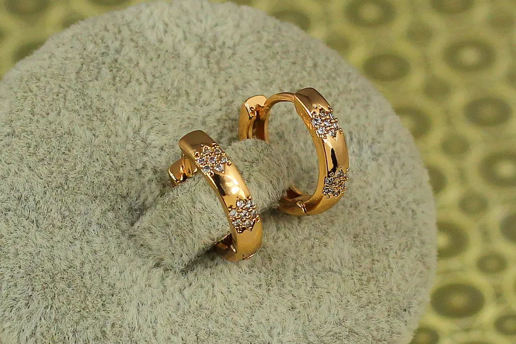 Сережки кільця Хuping Jewelry гладкі Кардіо 1,4 см золотисті - фото 2