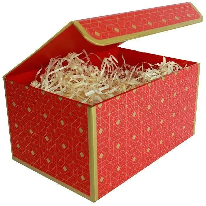 Подарункова коробка True червона із золотим геометричним малюнком L 25.3×18×13.5 см - фото 2