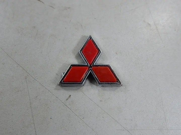 Емблема Mitsubishi Хром - Червона в кермо 36х36 мм на скотчі 17253 - фото 4