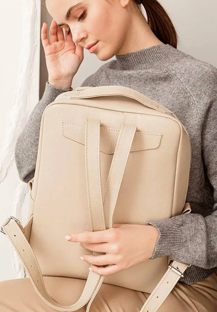 Кожаный женский городской рюкзак на молнии Cooper светло-бежевый флотарь - фото 11