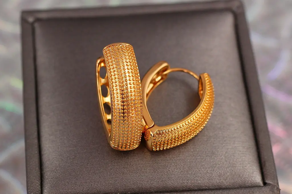 Серьги Xuping Jewelry широкие скобки с краплением 2,6 см золотистые - фото 2