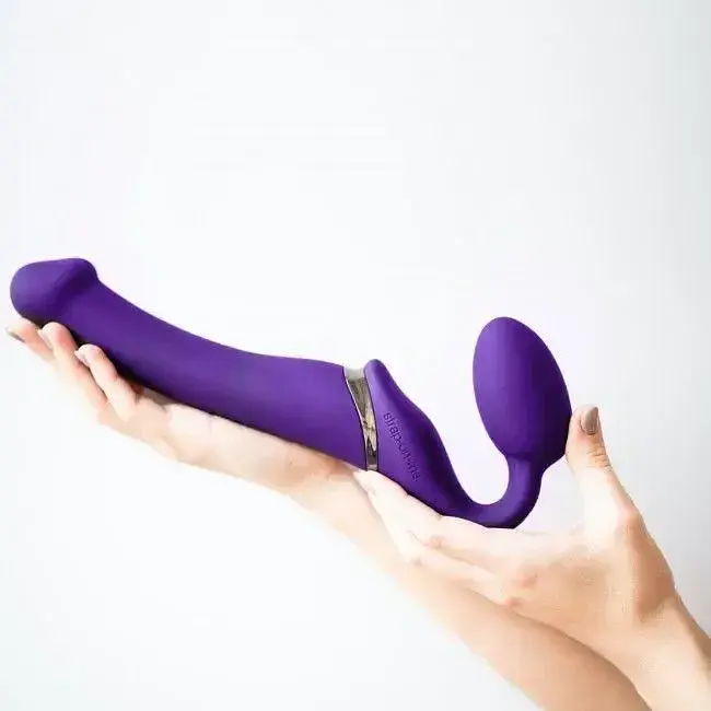 Безремневый страпон Strap-On-Me Vibrating Violet M регулируемый с вибрацией и пультом ДК диаметр 3.3 см. - фото 7