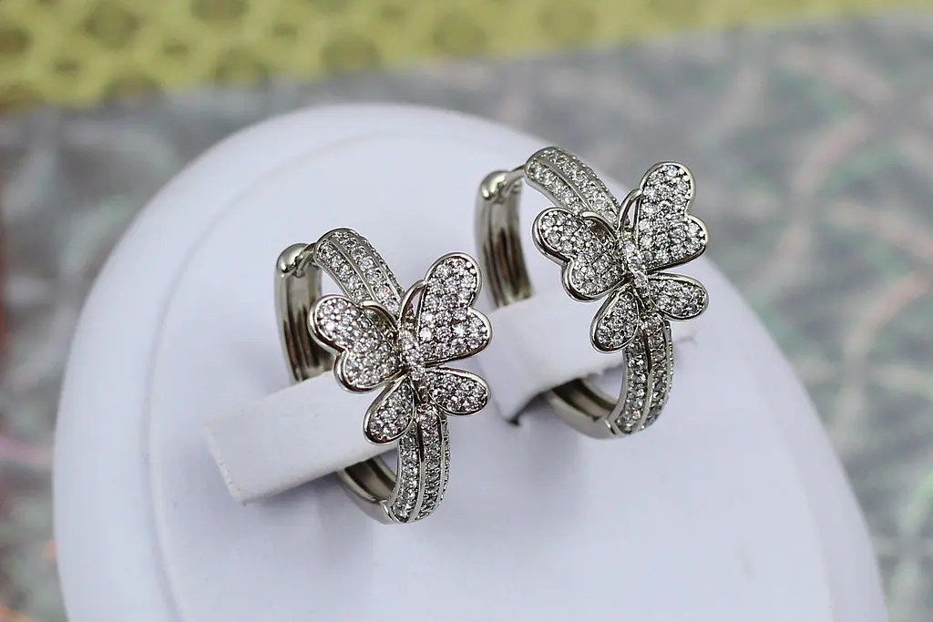 Сережки Xuping Jewelry політ метелика 2.4 см сріблясті - фото 2