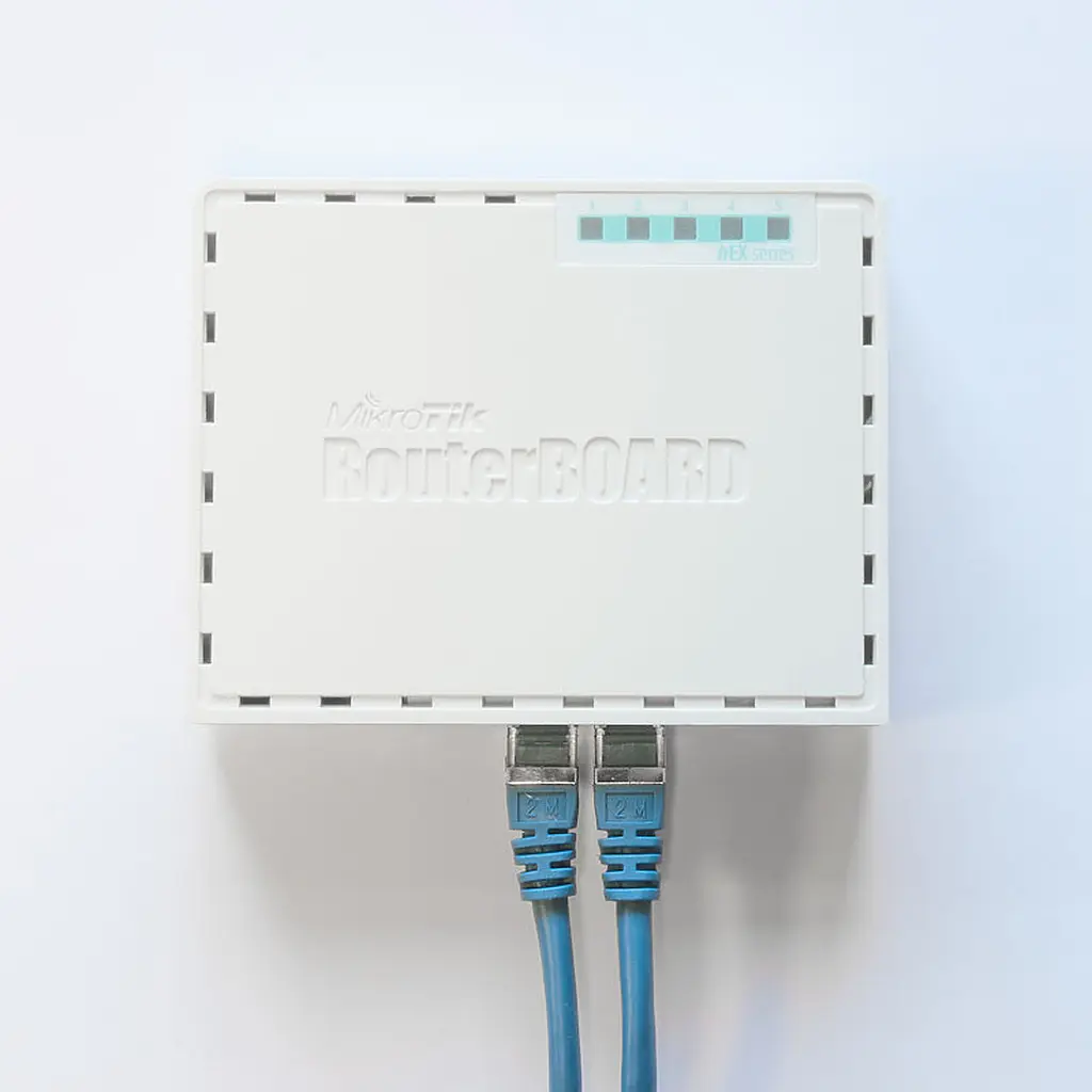 Маршрутизатор Mikrotik hEX RB750Gr3 with Dual Core 880MHz MHz CPU, 256MB RAM, 5 Gigabit LAN ports - фото 4