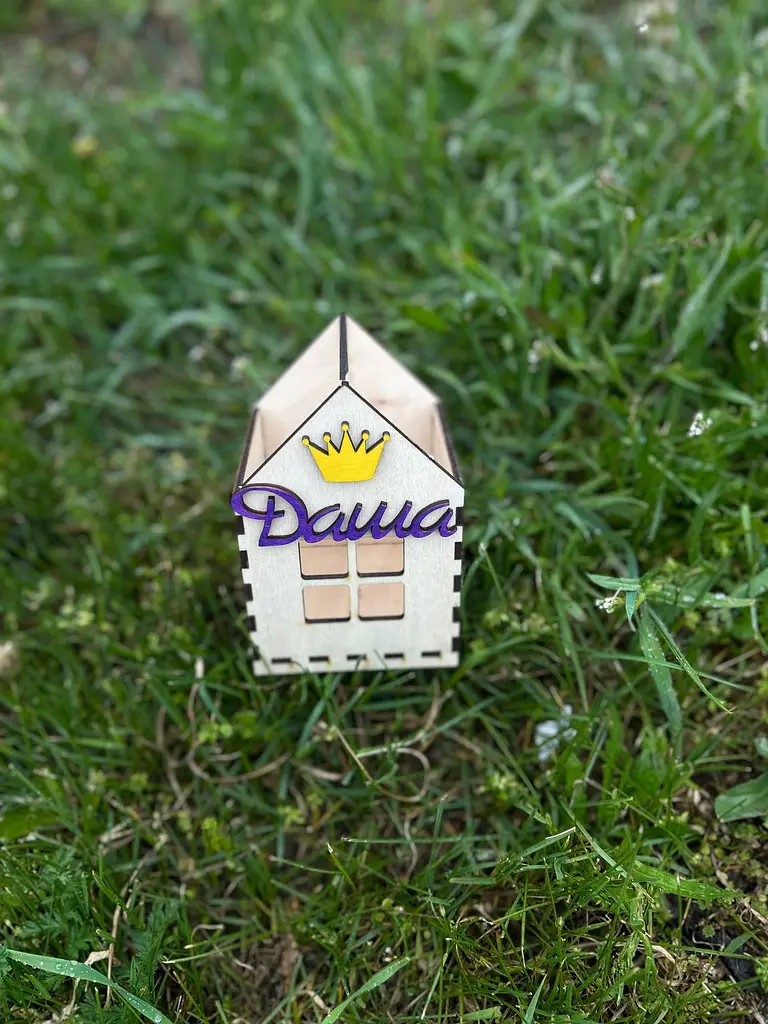 Іменна дерев'яна скринька для шкільного приладдя з короною 12х17х12 см - фото 3