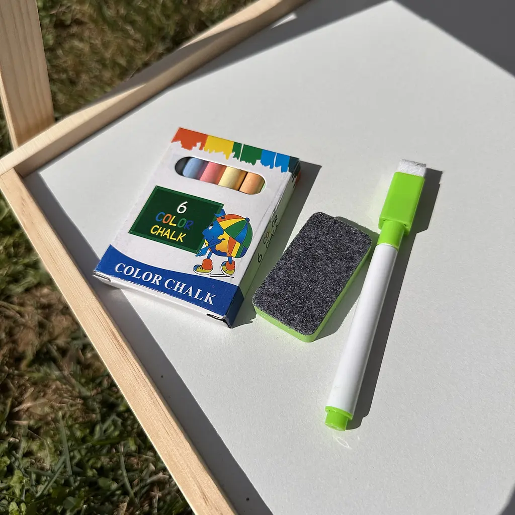Двосторонній дерев'яний мольберт Tree Toys для дітей 3+ рочки з маркерами крейдою і губкою Дитяча дошка для малювання та навчання - фото 6