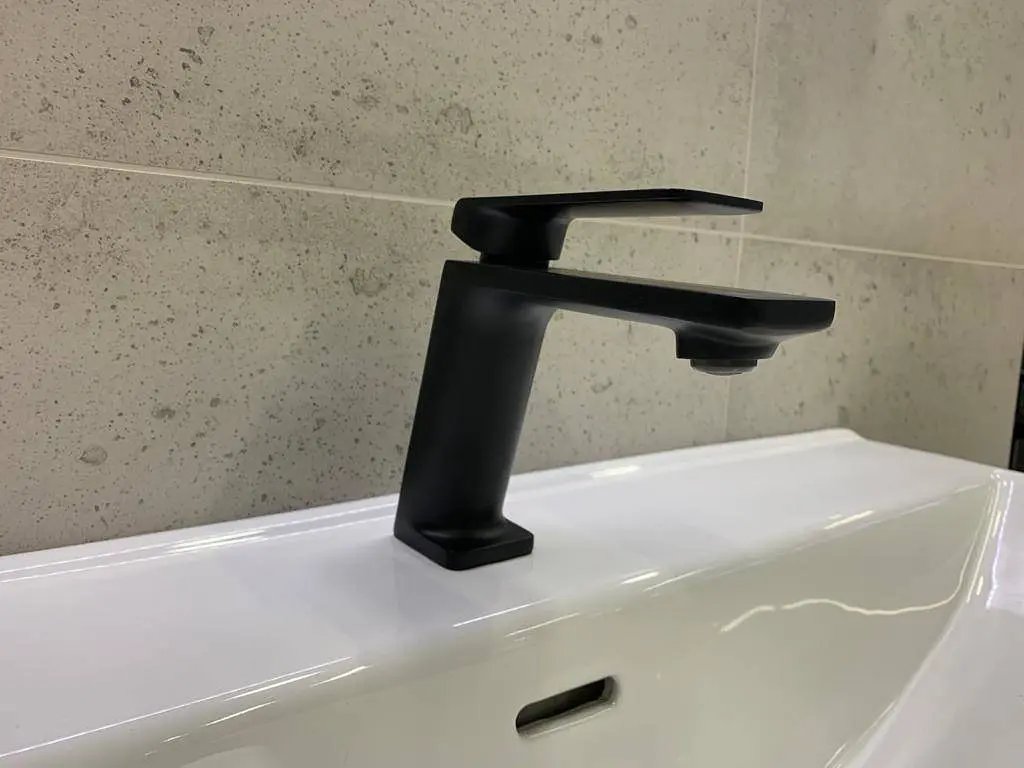 Змішувач для умивальника Corsan Trino black mat низький CMB7111BL Чорний матовий - фото 5