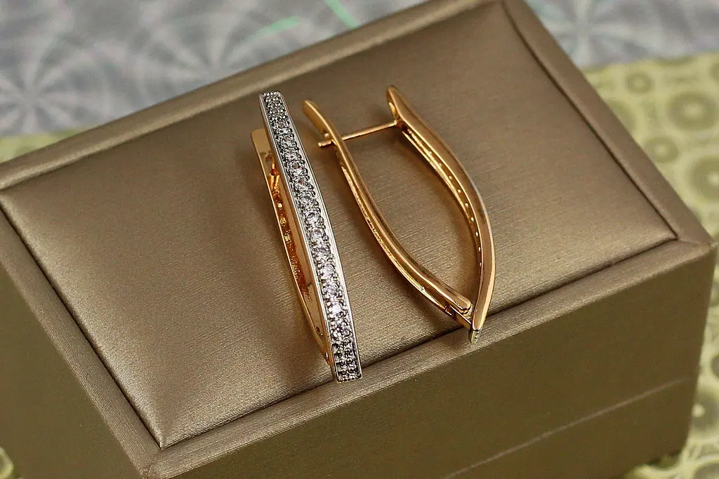 Сережки Xuping Jewelry стріла доріжка з каменів із родієм 3.5 см золотисті - фото 2