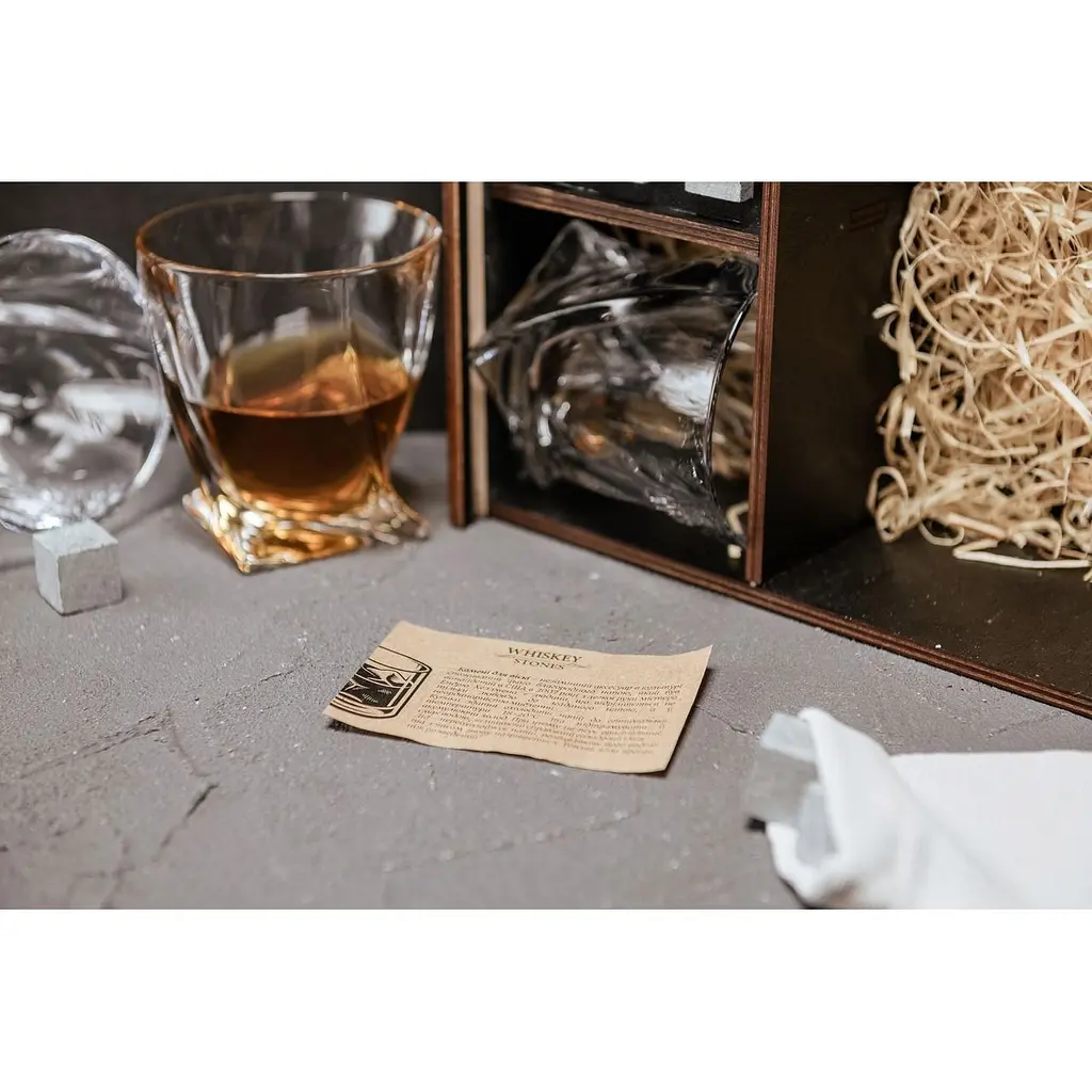 Подарунковий набір Whiskey Stones камені для віскі у дерев'яному пеналі №8 + 4 склянки Bohemia Quadro + щипці + мішечок - фото 5