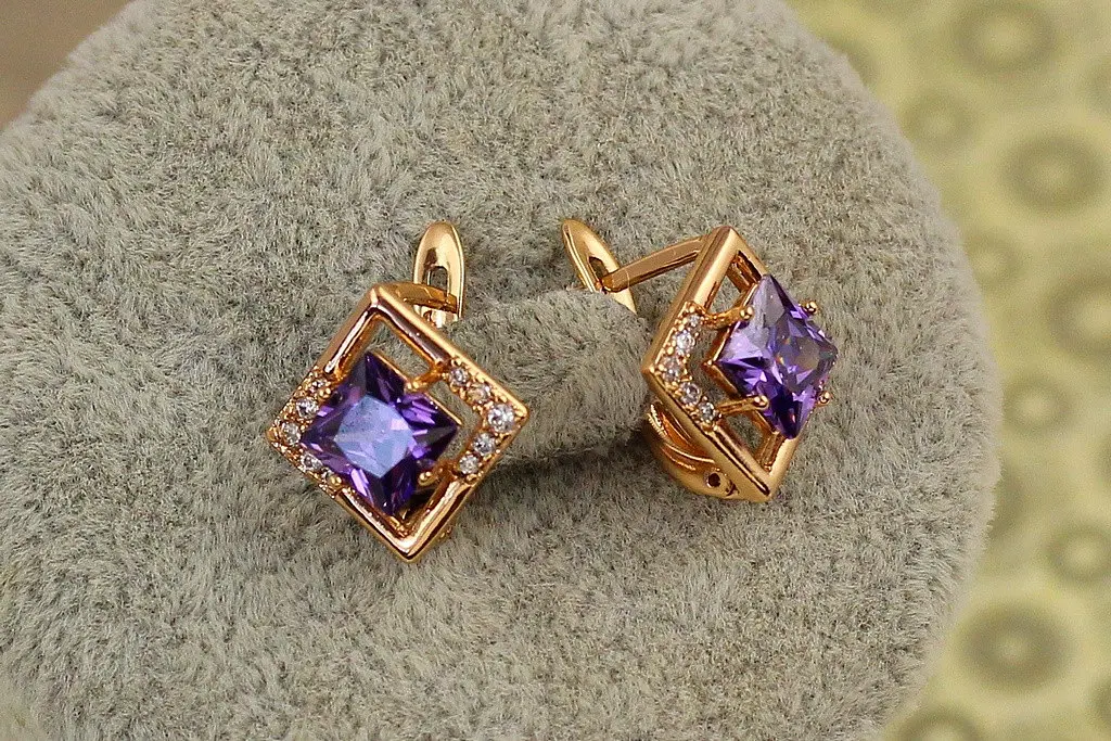 Сережки Xuping Jewelry ромбік з фіолетовим каменем 1,4 см золотисті - фото 2