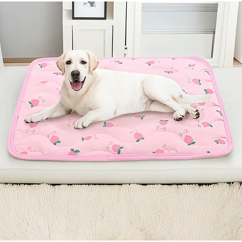 Літня підстилка, що охолоджує Derby Ice Silk Summer Pet Cooling Mat Strawberry 70х100 см - фото 2