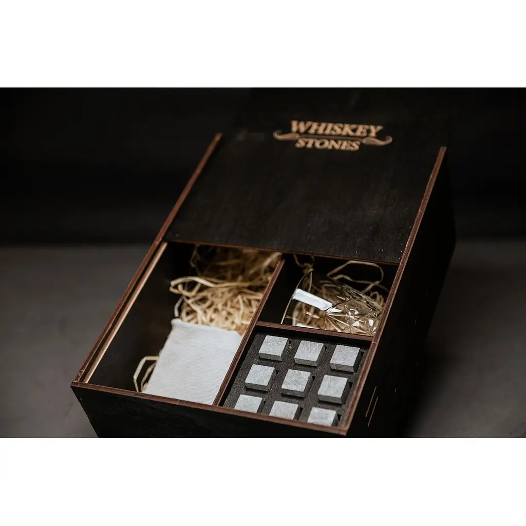Подарунковий набір Whiskey Stones камені для віскі у дерев'яному пеналі №7 + 2 склянки Bormioli Rocco Dedalo + щипці + мішечок - фото 3