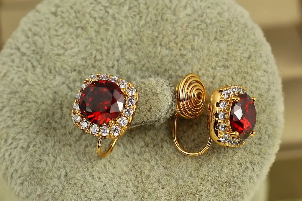 Серьги клипсы Xuping Jewelry Принцесса с красным камнем 11 мм золотистые - фото 2