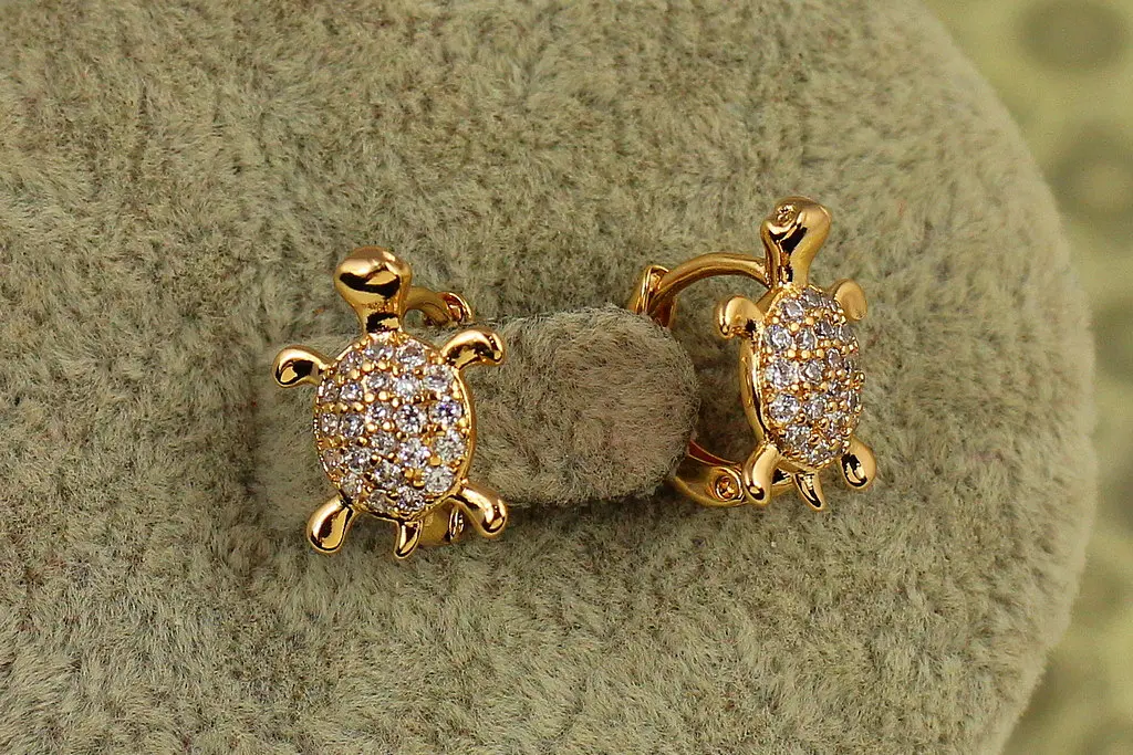 Сережки дитячі Xuping Jewelry черепашка спинка камінчики золотисті - фото 2