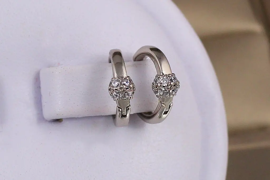 Сережки кільця Хuping Jewelry гладкі з гайкою з камінців посередині 10 мм сріблясті - фото 2