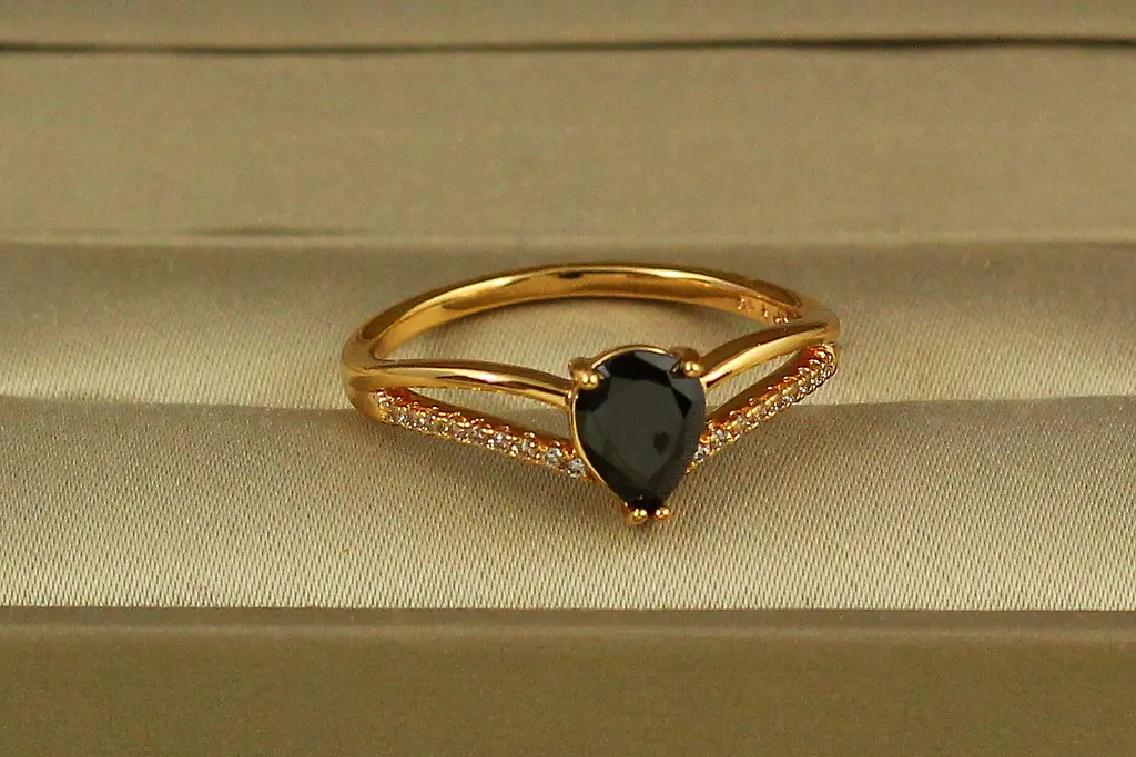 Кільце Xuping Jewelry венець із чорним каменем р 20 золотисте