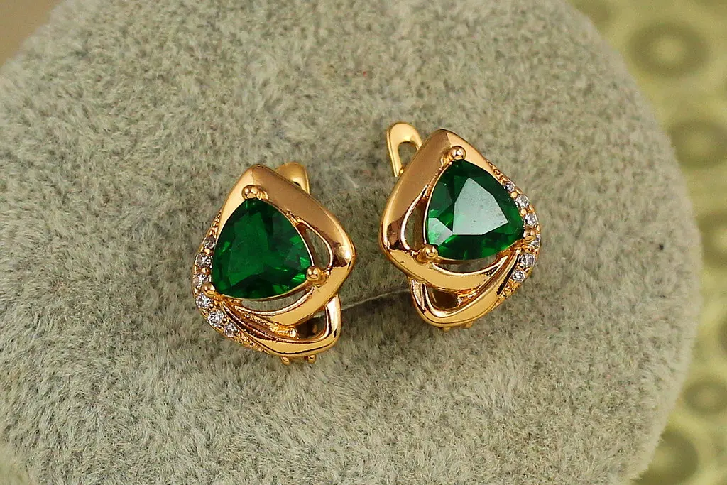 Сережки Xuping Jewelry трикветр із зеленим каменем 1,4 см золотисті - фото 2