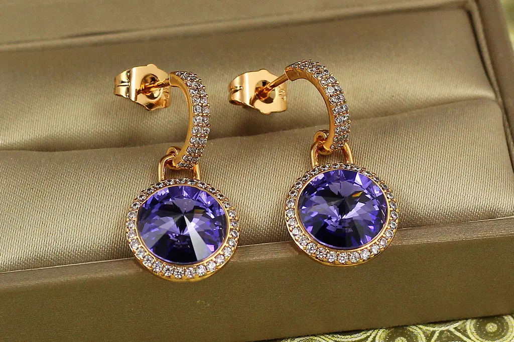 Серьги подвески Xuping Jewelry Сваровски Романс с фиолетовыми камнями 2,8 см золотистые