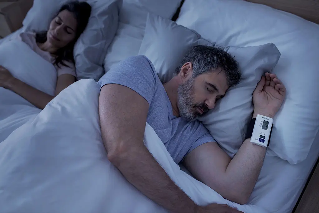 Тонометр Omron Nightview (НІМ-9601T-E3) на зап'ястя - фото 4