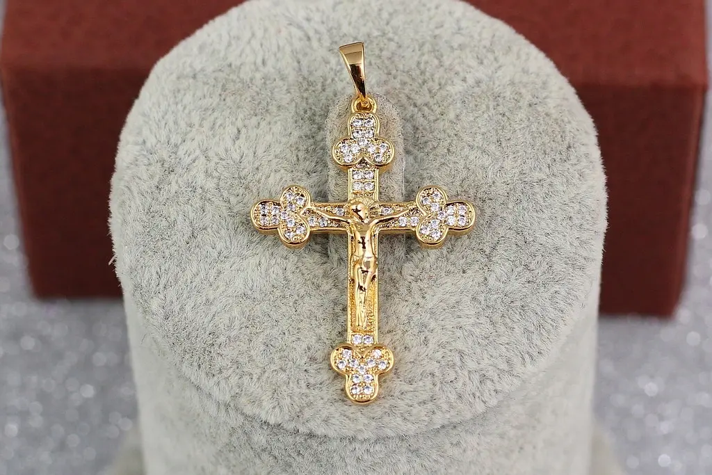 Хрестик Xuping Jewelry трилистниковий з дрібними фіанітами 3 см золотистий - фото 2