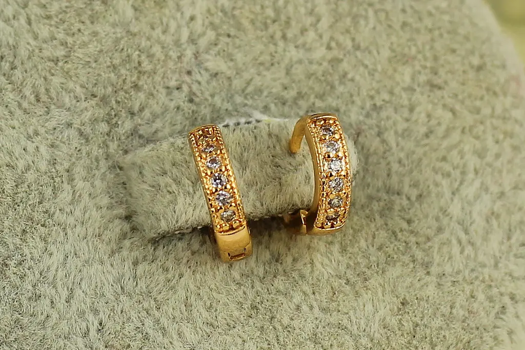Сережки кільця Хuping Jewelry колечки з камінчиками 9 мм золотисті