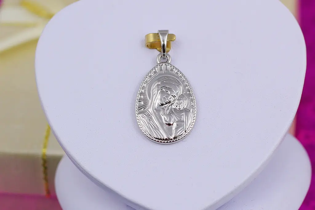Ладанка Xuping Jewelry овальна Марія з немовлям в променях 2 см срібляста - фото 2