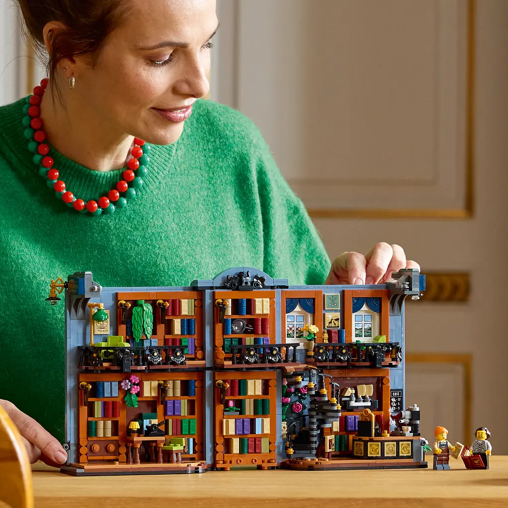 Конструктор LEGO Icons Книгарня: книжковий куточок 1690 ел. (11379) - фото 14