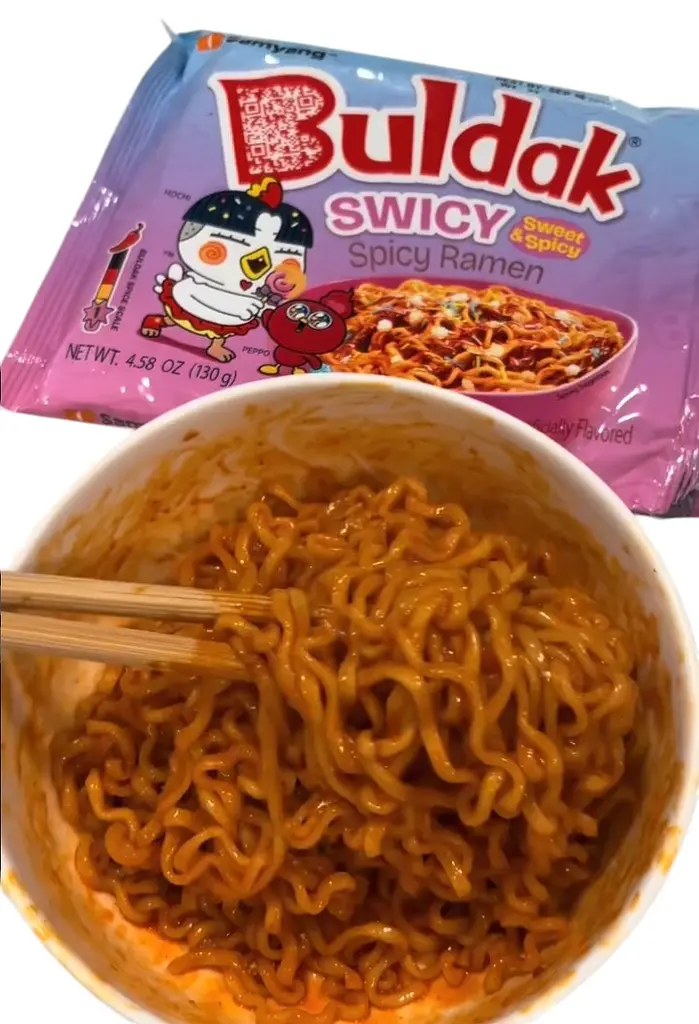 Локшина Samyang Buldak Swicy Sweet and Spicy Chicken Flavored Ramen Noodles 130г - фото 3