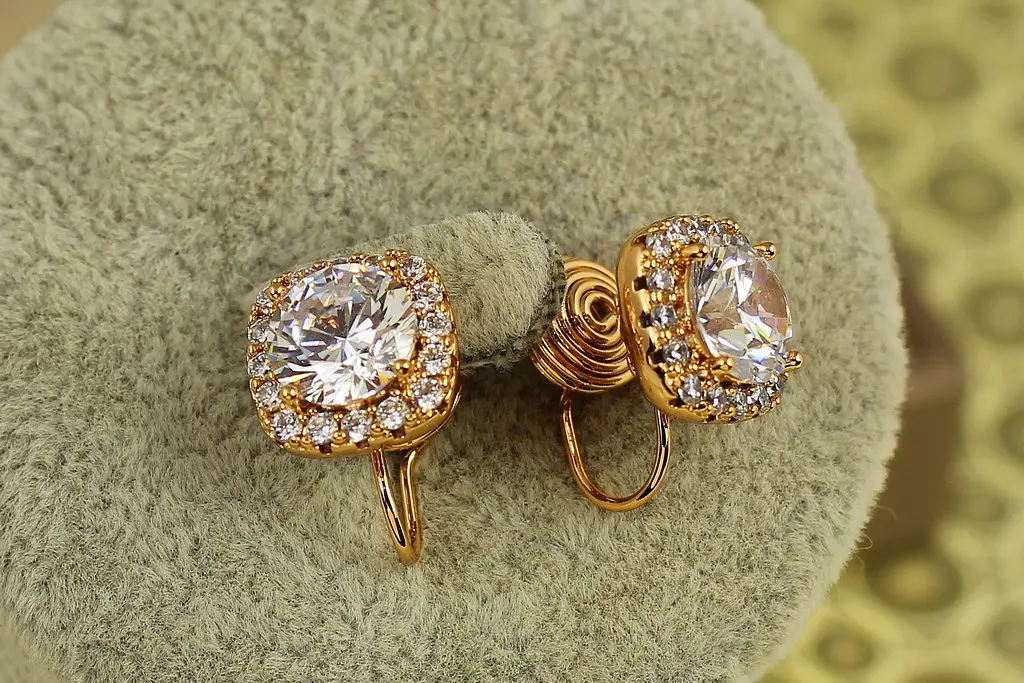 Сережки кліпси Xuping Jewelry Принцеса з білим каменем 11 мм золотисті - фото 2