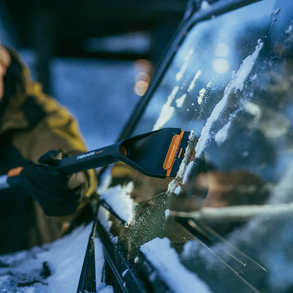 Щітка-скребок телескопічна поворотна Fiskars X-series™ (1078492) - фото 7