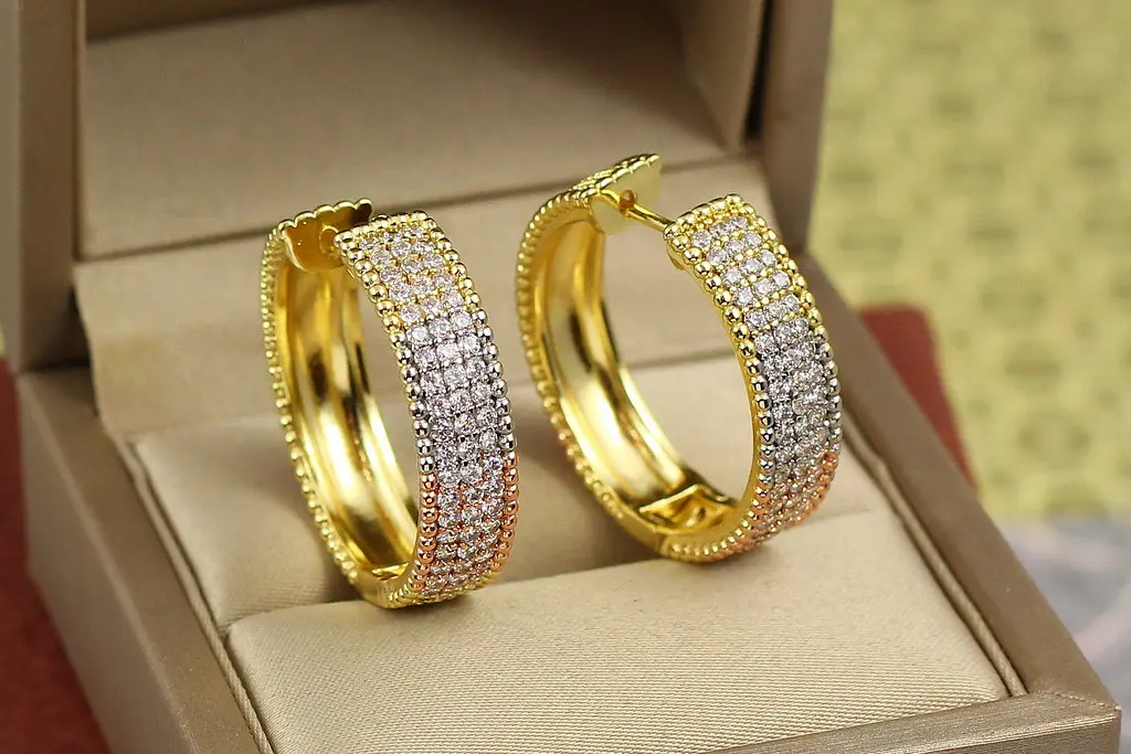 Сережки кільця Xuping Jewelry веселка з камінням 2.8 см лимонне золото - фото 3