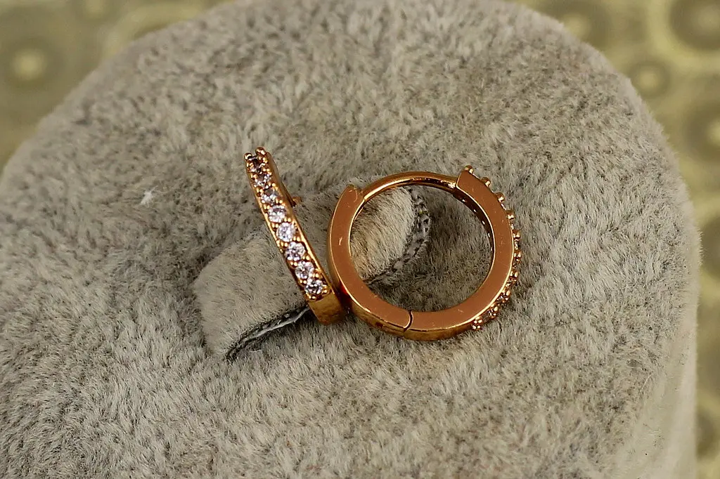 Сережки Xuping Jewelry кільця з камінням Адажио 1,2 см золотисті - фото 3