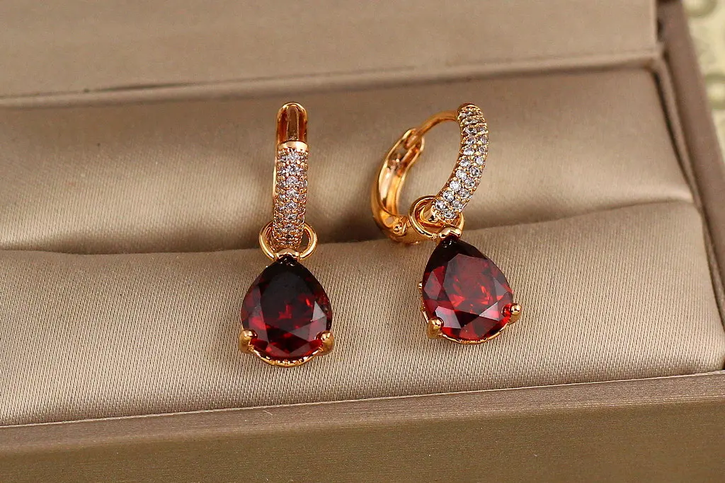 Серьги подвески Xuping Jewelry со съемной красной каплей 2,5 см золотистые