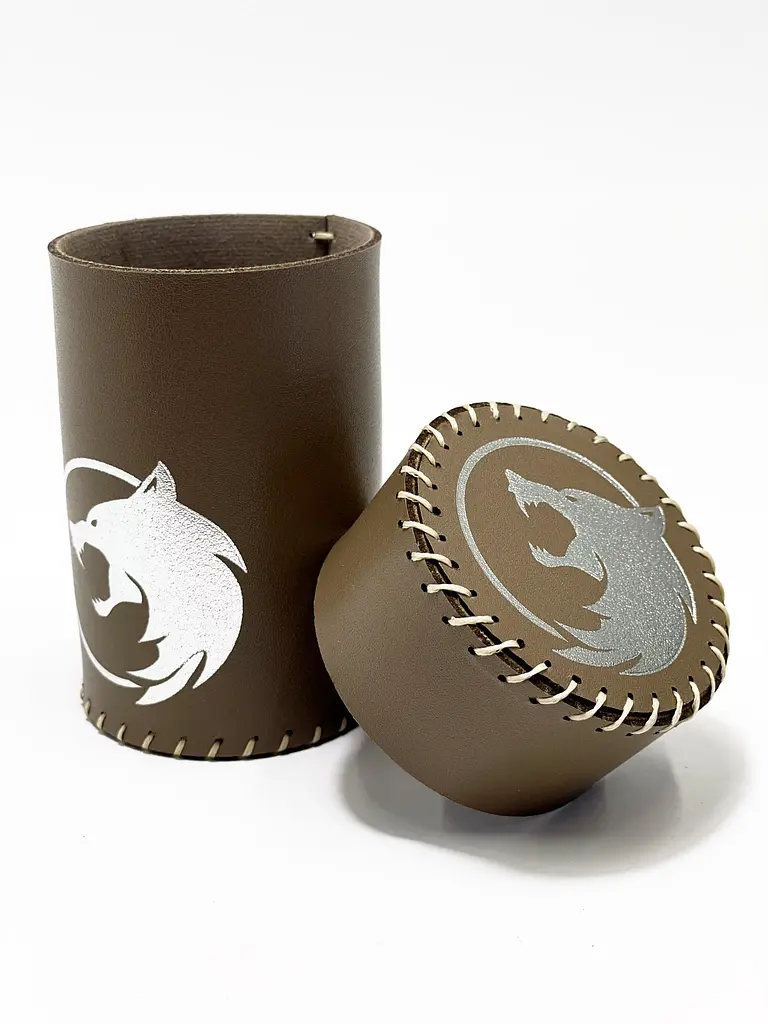 Настільна гра Планета Ігор Чаша для кубиків Вовк (коричнева) (Dice cup Wolf brown) (pi-dc008) - фото 2