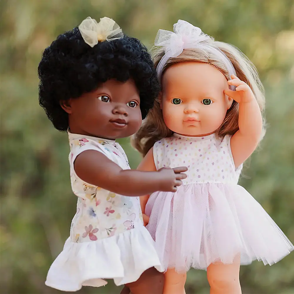 Лялька Miniland дівчинка африканка в одязі 38 см подарункова коробка (33207) - фото 4