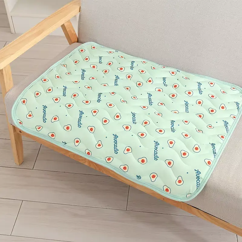 Літня підстилка, що охолоджує Derby Ice Silk Summer Pet Cooling Mat Avocado 50х60 см - фото 3