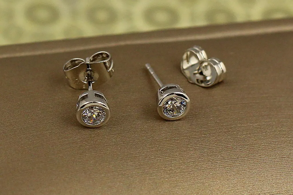 Сережки гвоздики Xuping Jewelry в обідку 4 мм сріблясті
