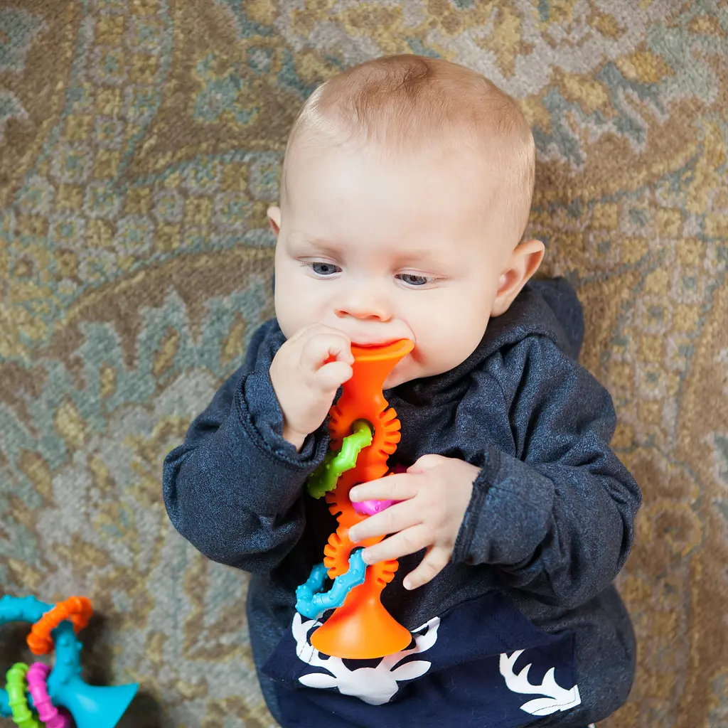 Прорезыватель-погремушка на присосках Fat Brain Toys pipSquigz Loops оранжевый (F165ML) - фото 6