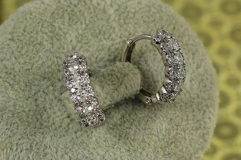 Сережки кільця Хuping Jewelry Стужа 1,5 см сріблясті - фото 2