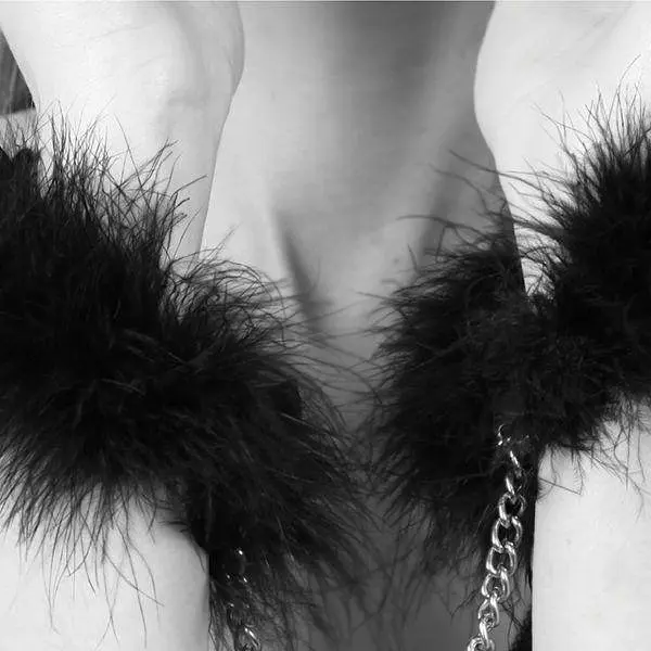Пушистые наручники Bijoux Indiscrets Za za zu feahter handcuffs, перьевые, подарочная упаковка - фото 2
