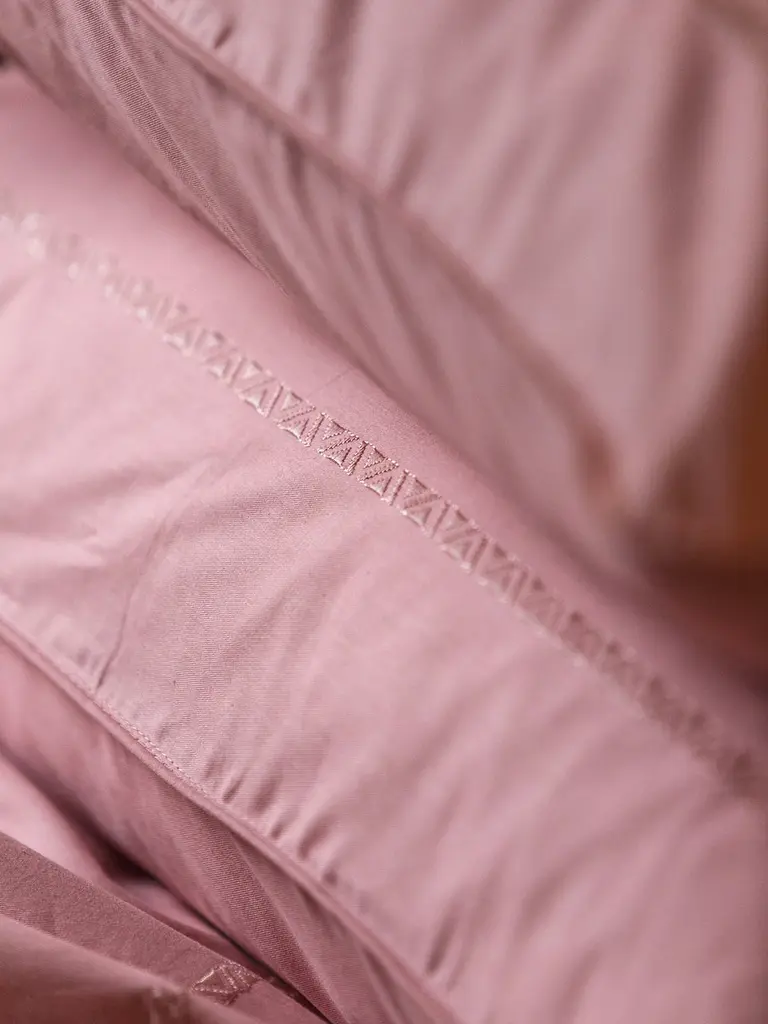 Комплект постільної білизни Ecotton Євро з вишивкою та кантом Brindal Rose в чохлі для зберігання рожевого кольору (25115) - фото 2