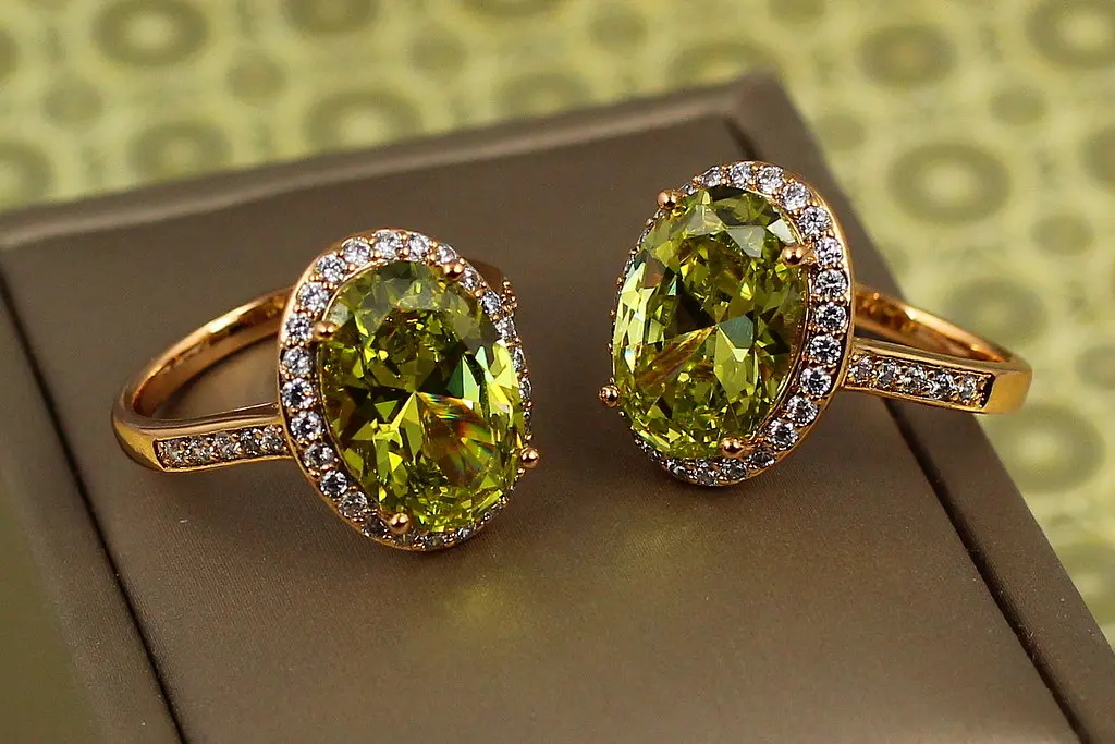 Кільце Xuping Jewelry малинки із салатовим каменем р 18 золотисте - фото 2