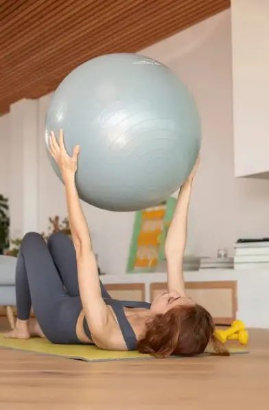 М'яч для фітнесу (фітбол) PowerPlay 4001 Ø65 cm Gymball Сірий + помпа (PP_4001_65_Grey) - фото 4