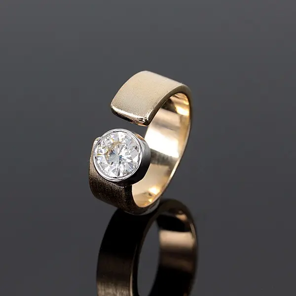 Каблучка з жовтого і білого золота з муассанітом K-0253 - фото 2
