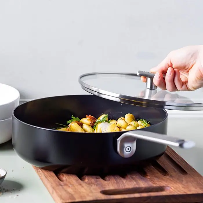 Сотейник з кришкою GreenPan Evolution 26 см 3,7 л з керамічним покриттям чорний (CC007086-001) - фото 2