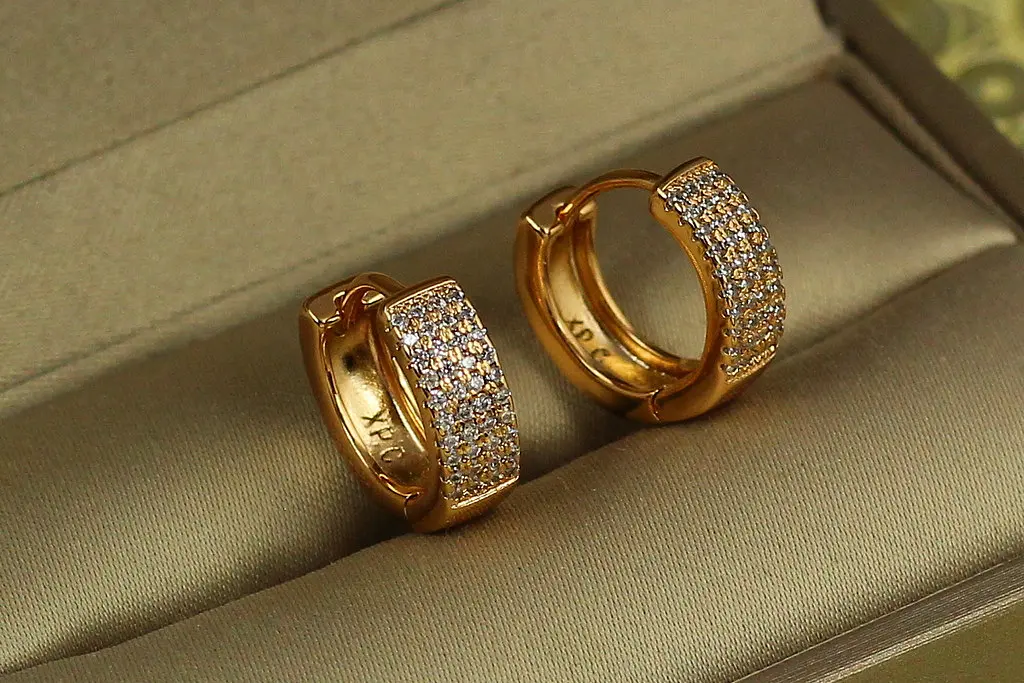 Сережки Xuping Jewelry широкі кільця з камінням 1.4 золотисті - фото 2
