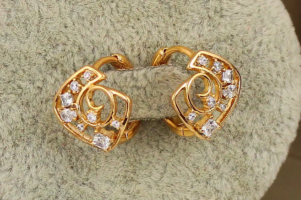 Сережки Xuping Jewelry загадка 1.4 см золотисті - фото 2