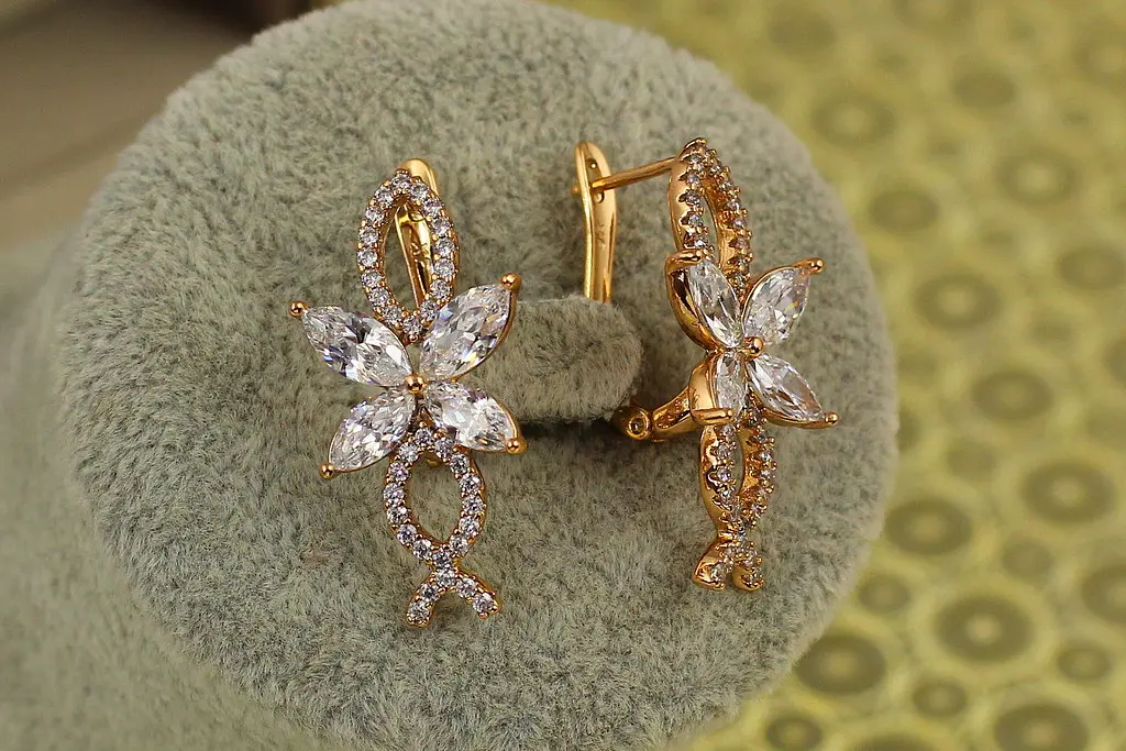 Сережки Xuping Jewelry Бузок з білими каменями 2,8 см золотисті - фото 2