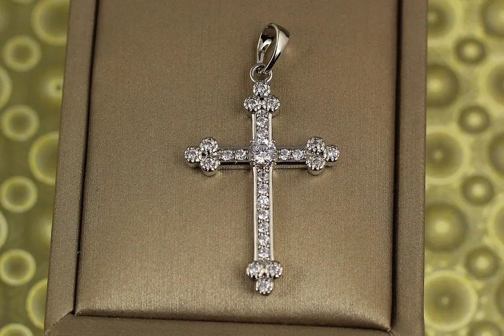 Хрестик Xuping Jewelry фіанти в оправі в центрі великий камінь 3,3 см сріблястий